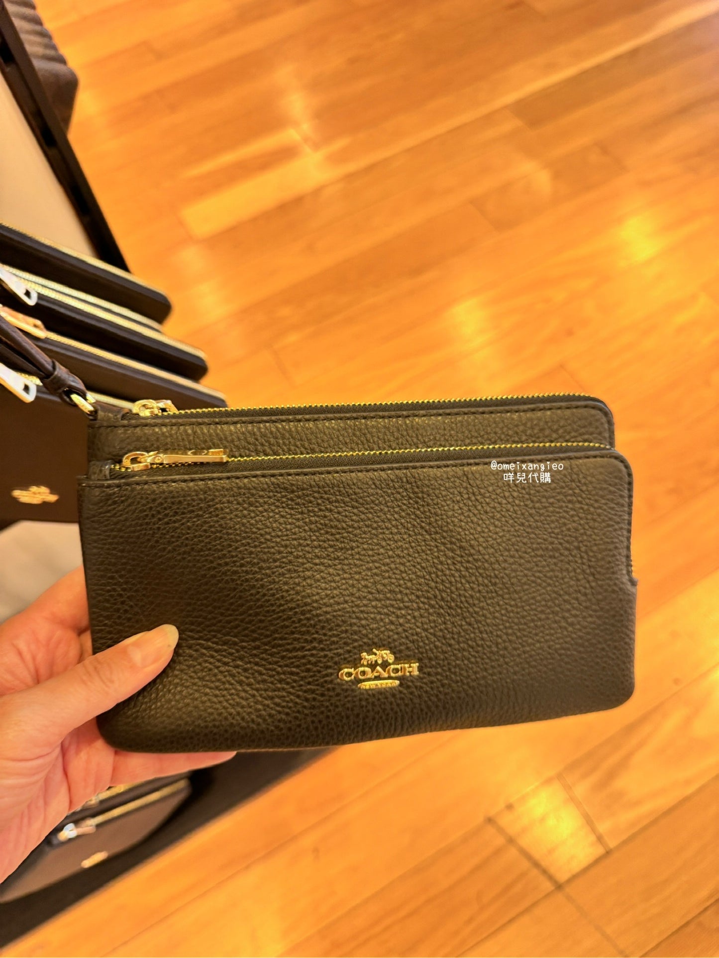Coach 長版雙層大手拿包