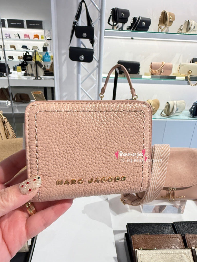 Marc Jacobs 小馬克 金屬字體 荔枝皮革 小短夾