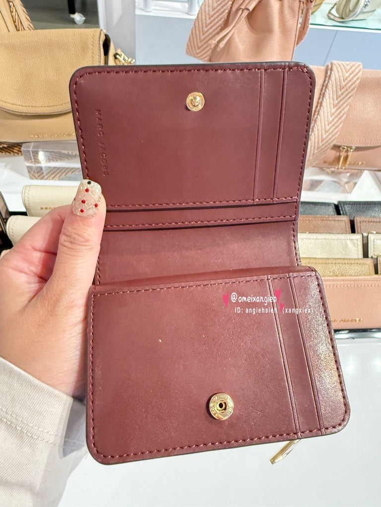 Marc Jacobs 小馬克 金屬字體 荔枝皮革 小短夾