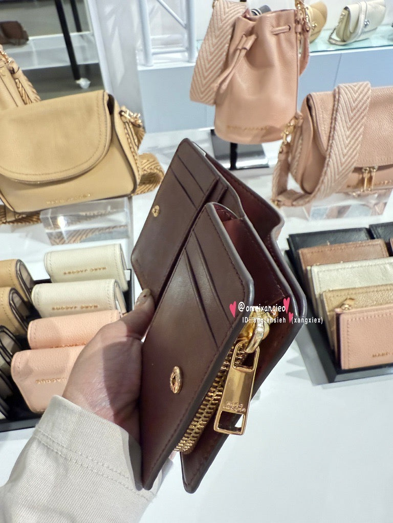 Marc Jacobs 小馬克 金屬字體 荔枝皮革 小短夾