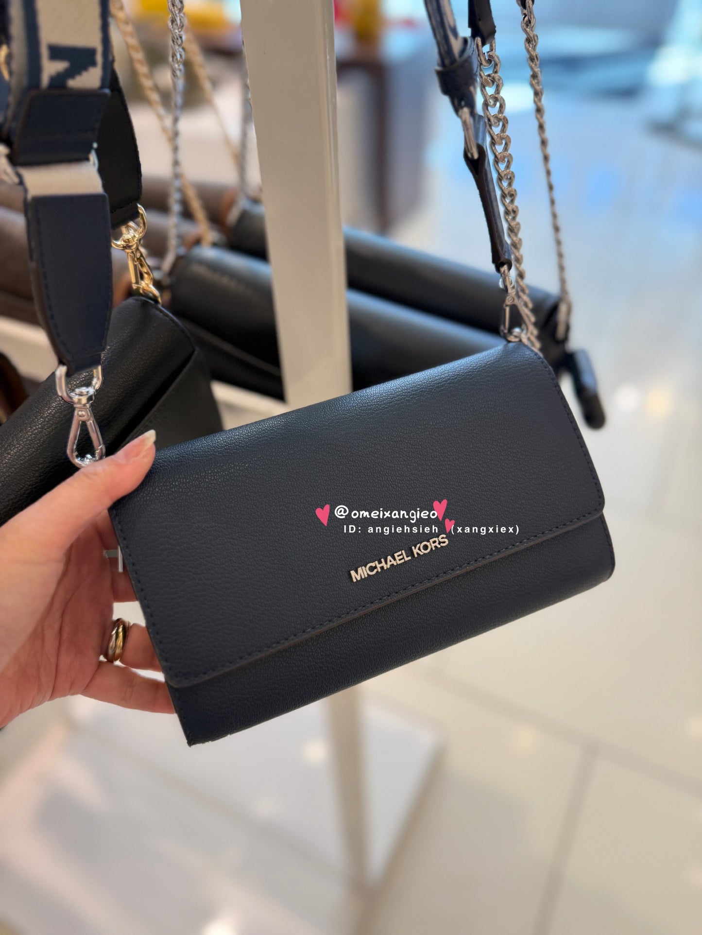 Michael KORS 字母背帶WOC 斜背包