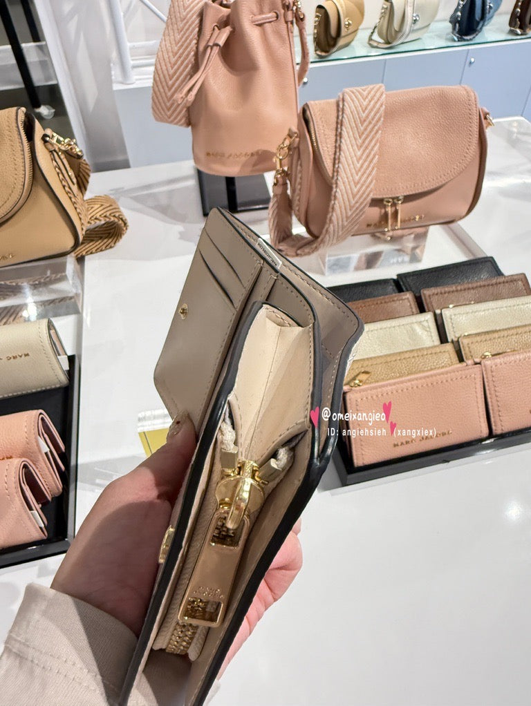 Marc Jacobs 小馬克 金屬字體 荔枝皮革 小短夾