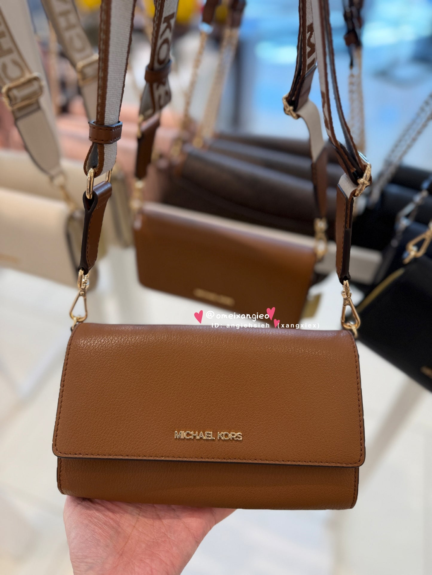 Michael KORS 字母背帶WOC 斜背包