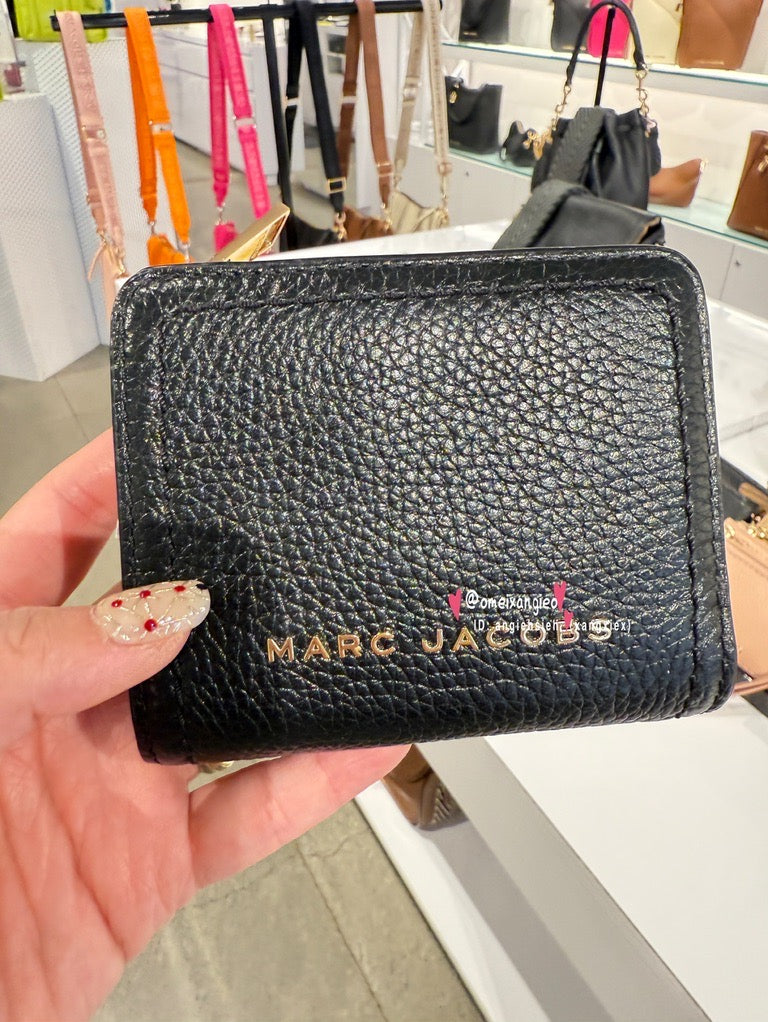Marc Jacobs 小馬克 金屬字體 荔枝皮革 小短夾