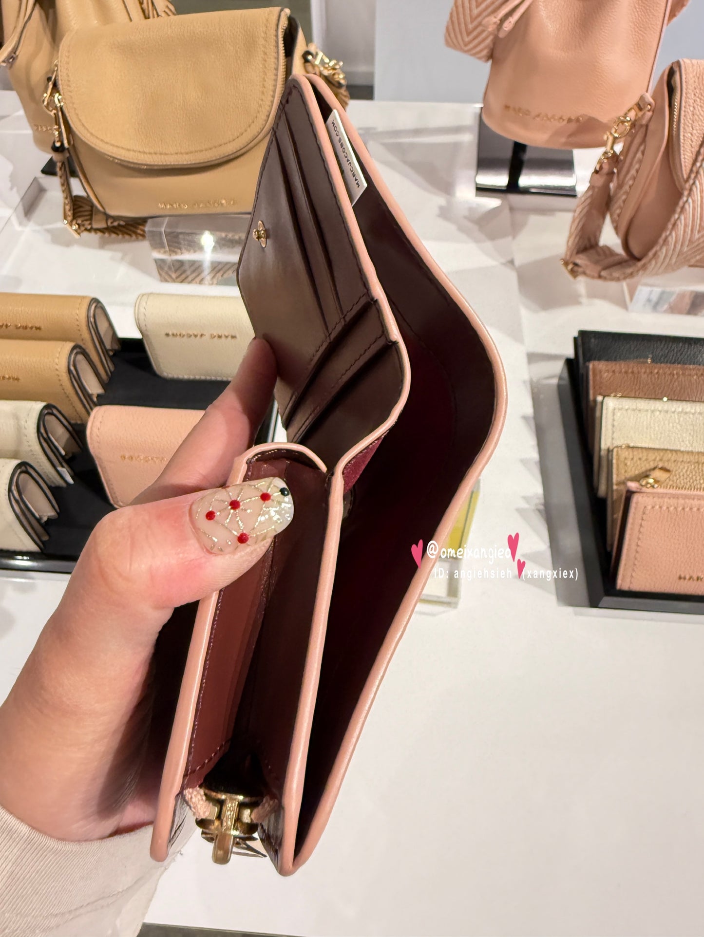 Marc Jacobs 小馬克 金屬字體 荔枝皮革 小短夾