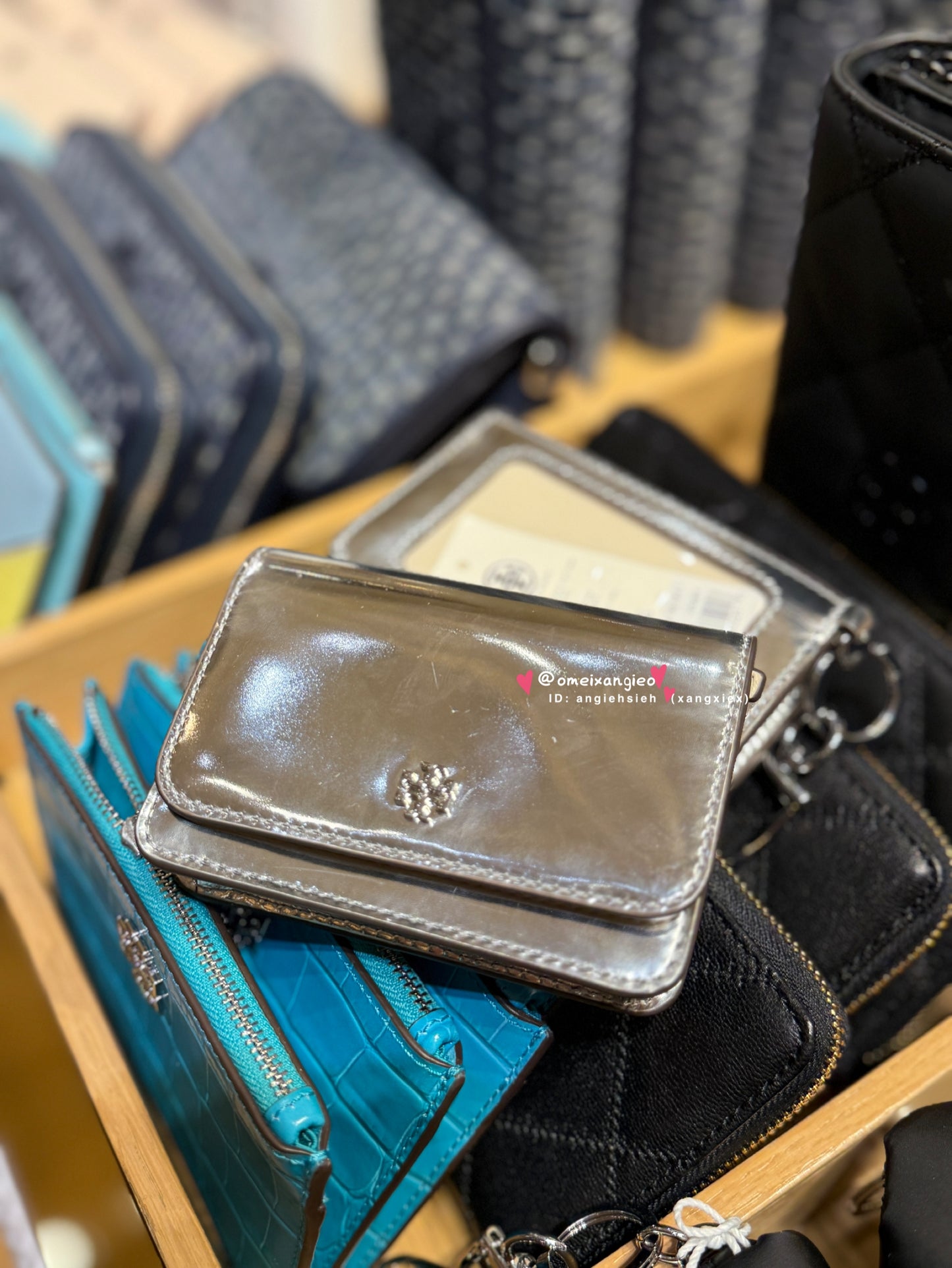 Tory Burch 銀色 亮皮卡夾