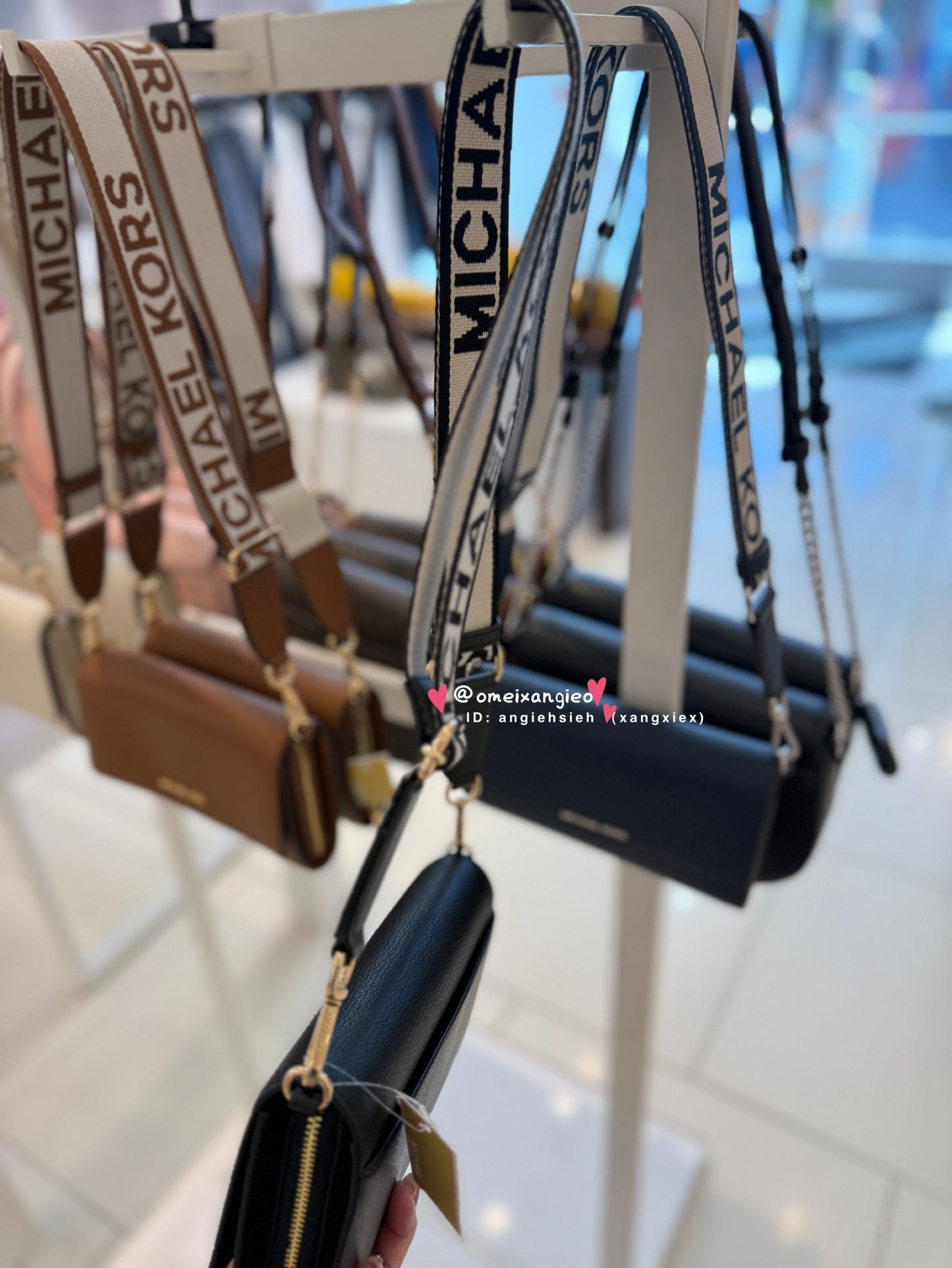 Michael KORS 字母背帶WOC 斜背包