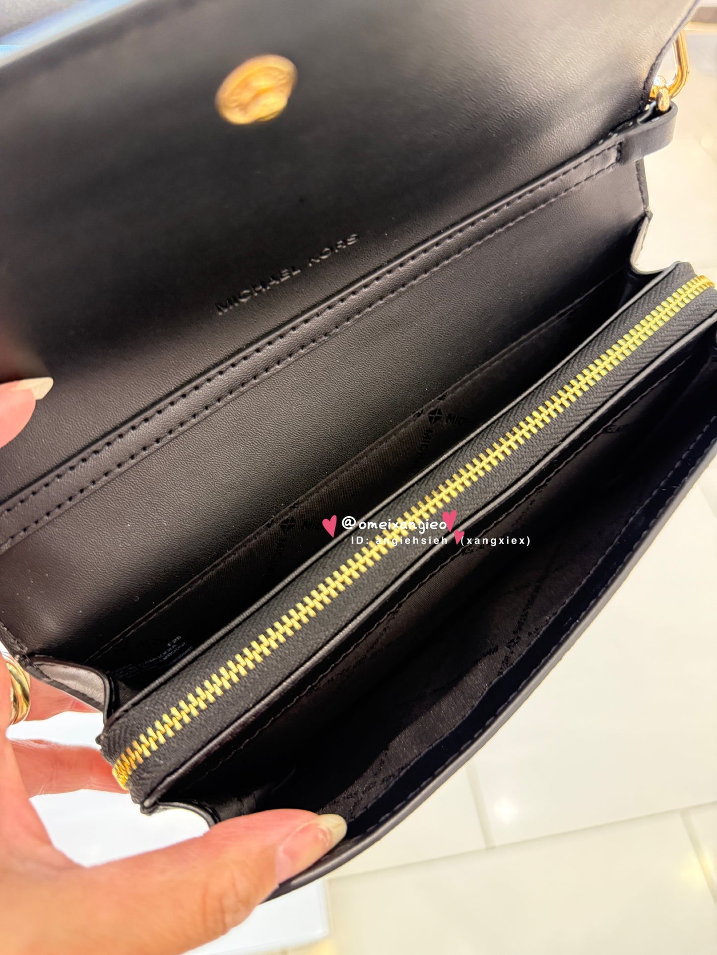 Michael KORS 字母背帶WOC 斜背包