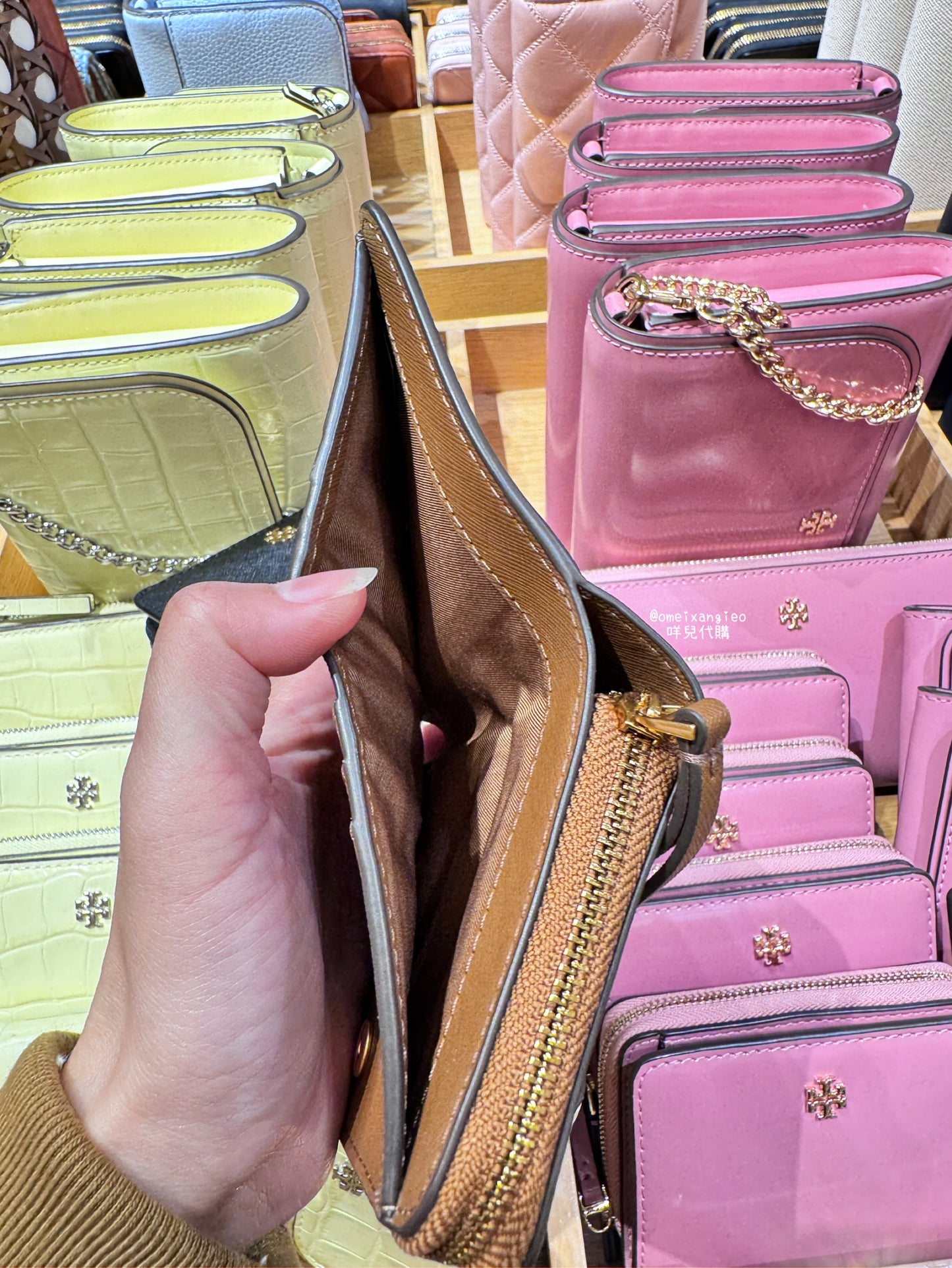 Tory Burch 防刮皮革小短夾