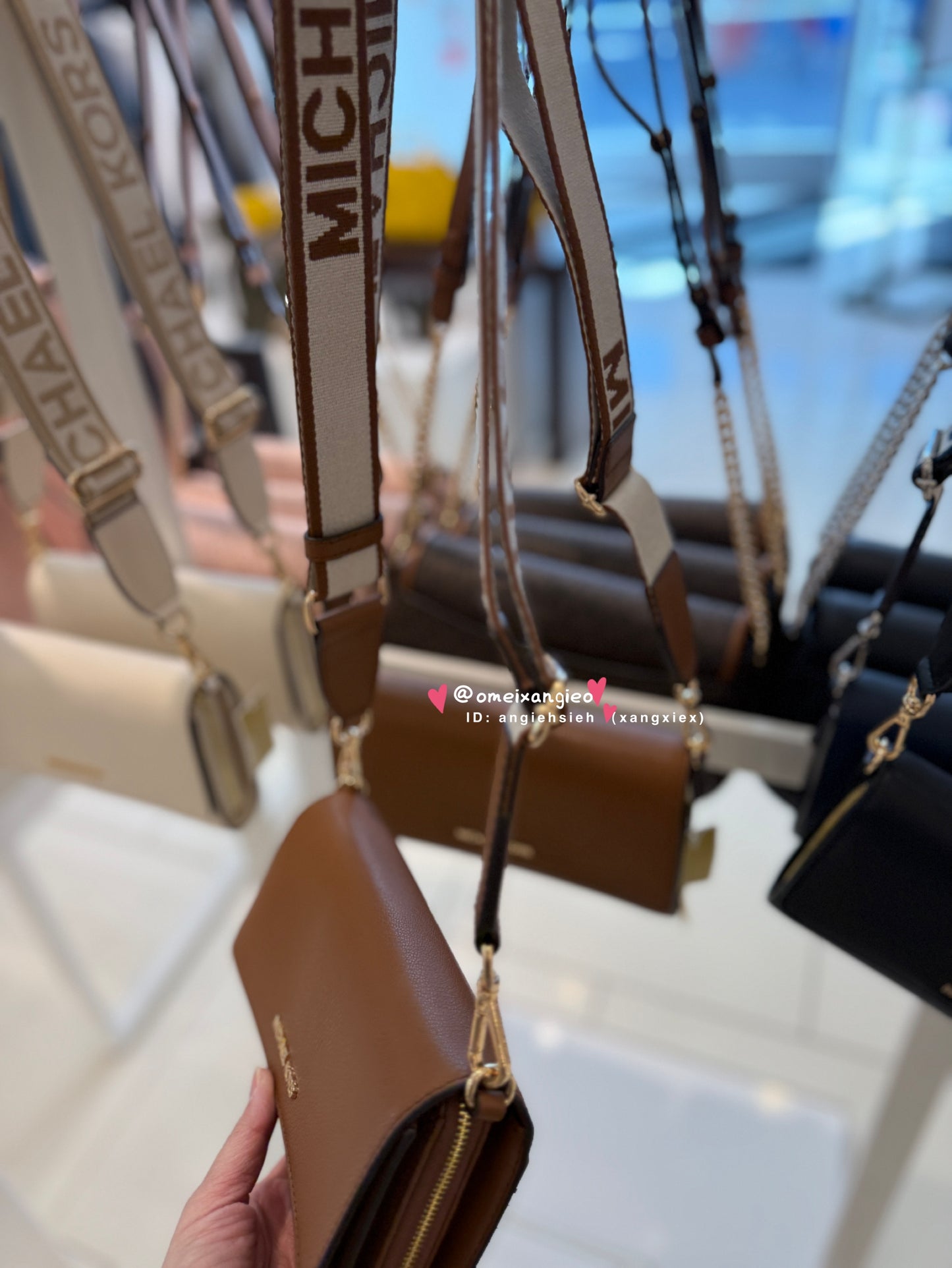 Michael KORS 字母背帶WOC 斜背包