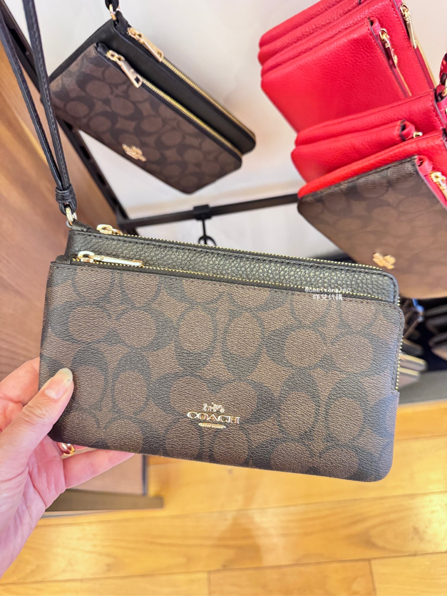 Coach 長版雙層大手拿包