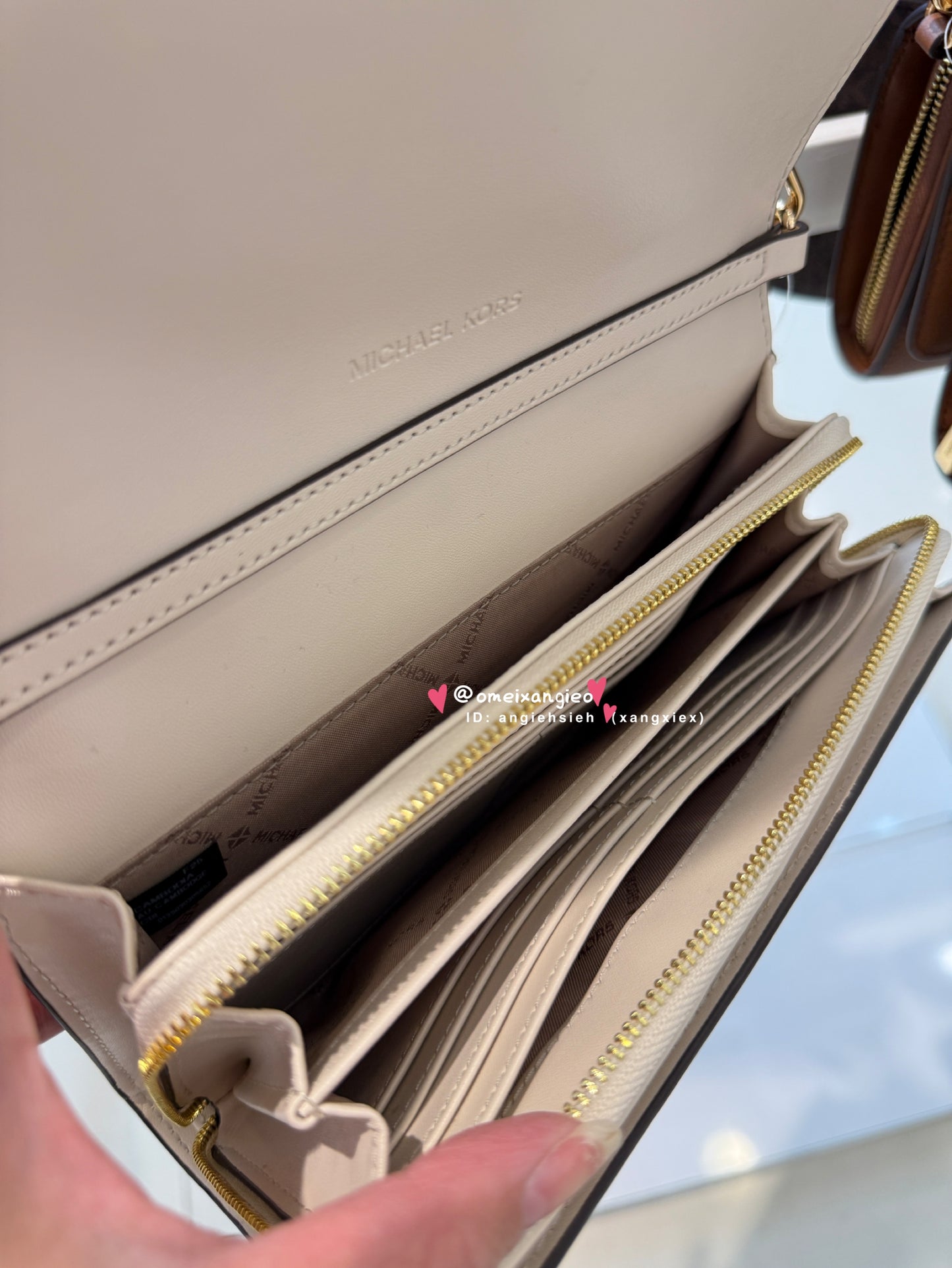 Michael KORS 字母背帶WOC 斜背包