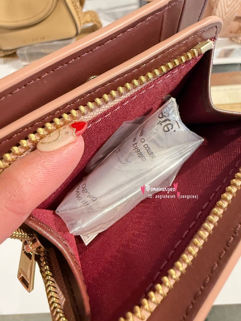 Marc Jacobs 小馬克 金屬字體 荔枝皮革 小短夾