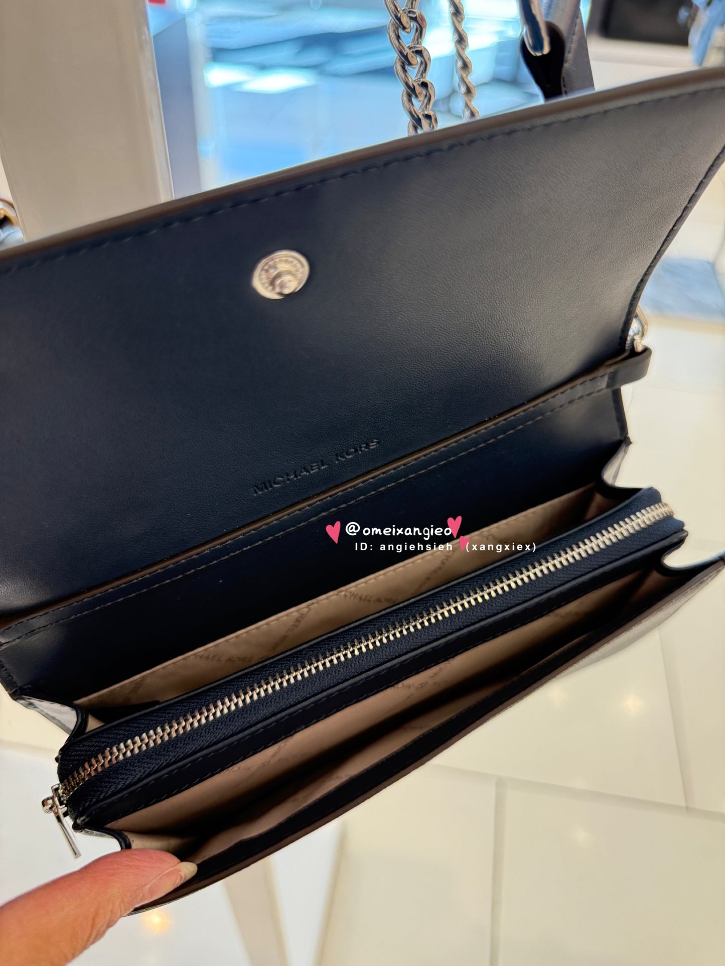 Michael KORS 字母背帶WOC 斜背包