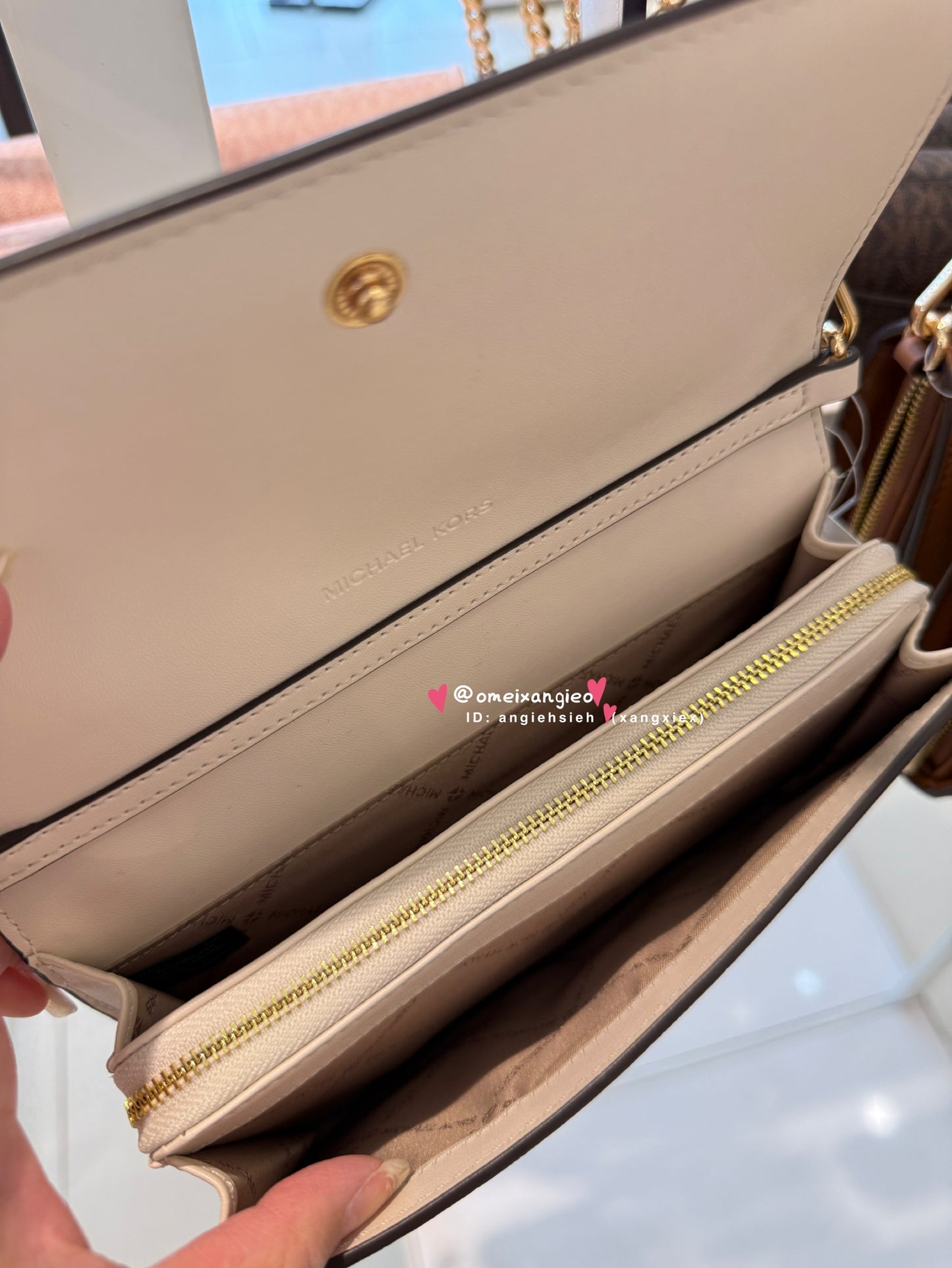 Michael KORS 字母背帶WOC 斜背包