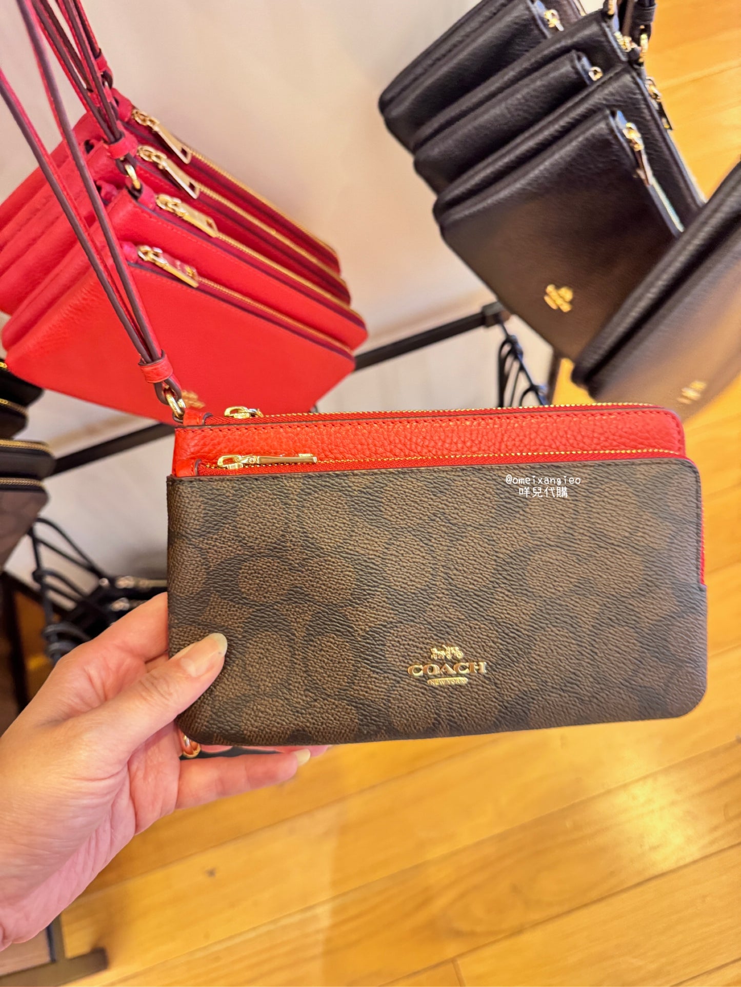 Coach 長版雙層大手拿包