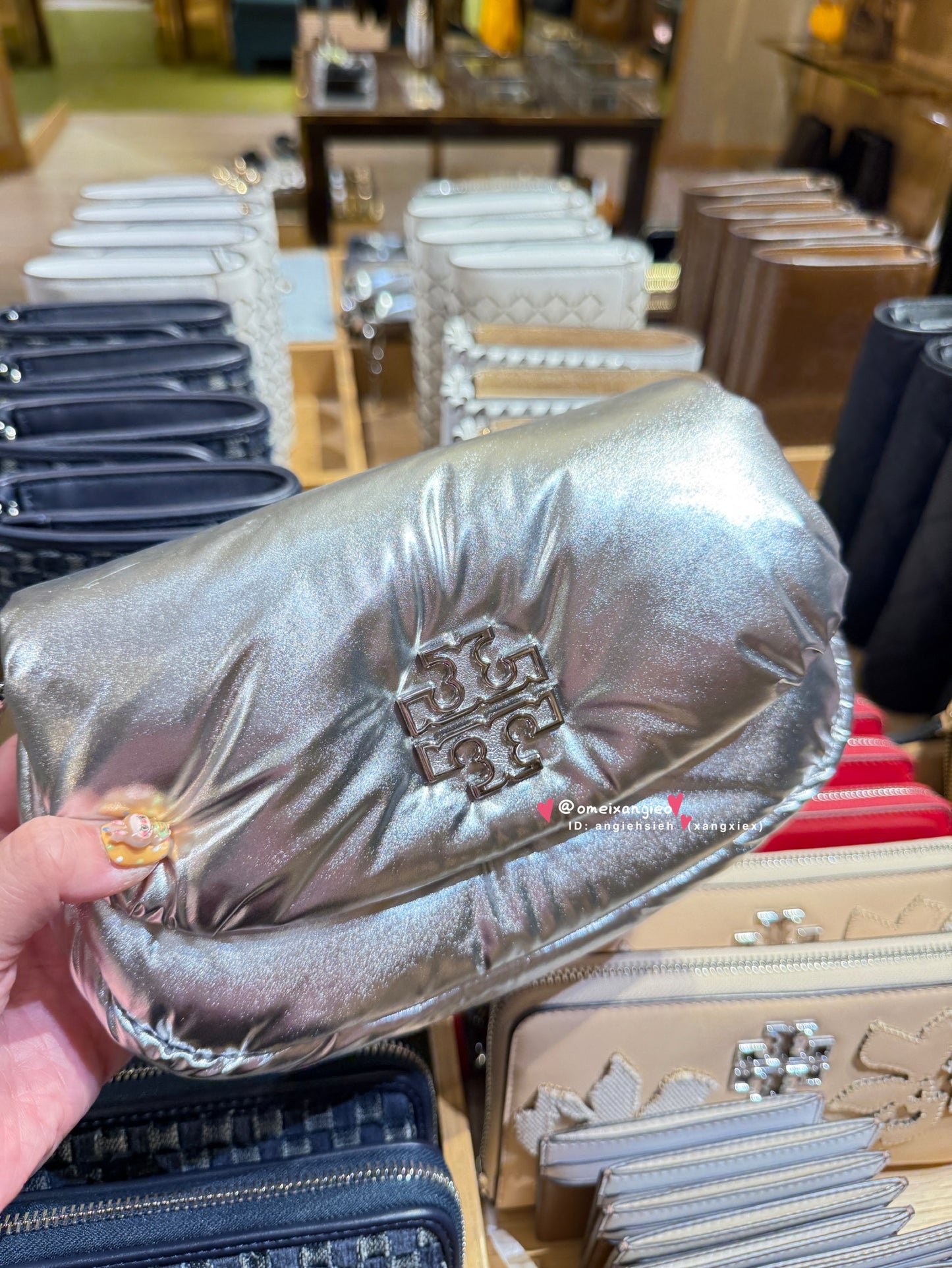 Tory Burch Britten 銀色 掀蓋斜背包