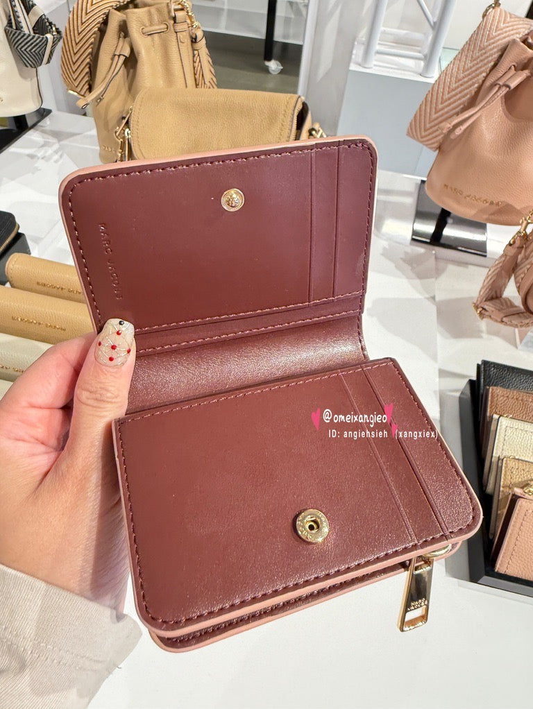 Marc Jacobs 小馬克 金屬字體 荔枝皮革 小短夾