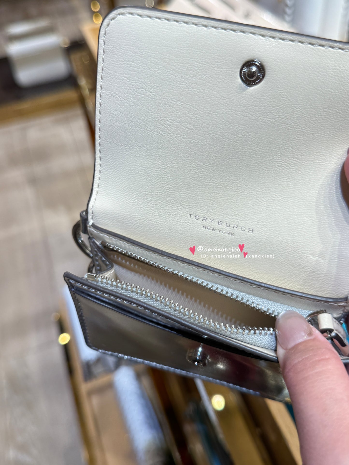 Tory Burch 銀色 亮皮卡夾