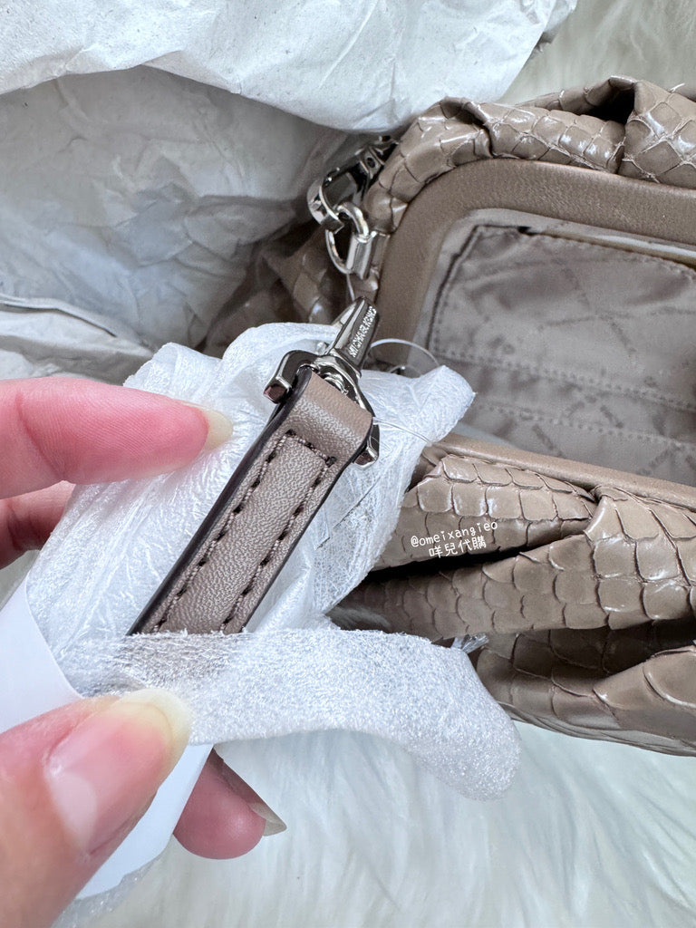 Michael Kors 大象灰 鱷魚紋 雲朵包