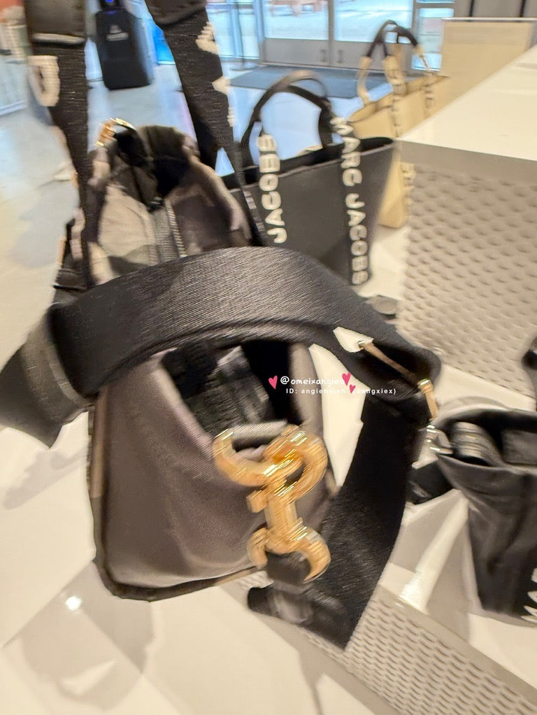 Marc Jacobs 小馬克 字母邊條 小款 尼龍水餃包 可斜背