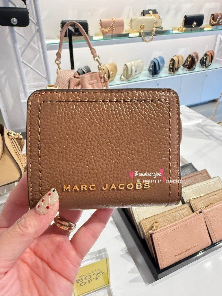 Marc Jacobs 小馬克 金屬字體 荔枝皮革 小短夾