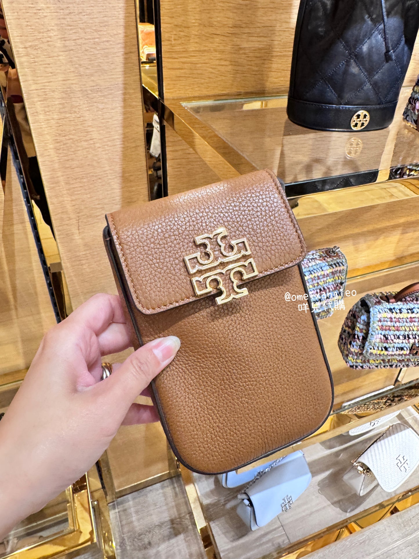 Tory Burch Britten 斜背手機包