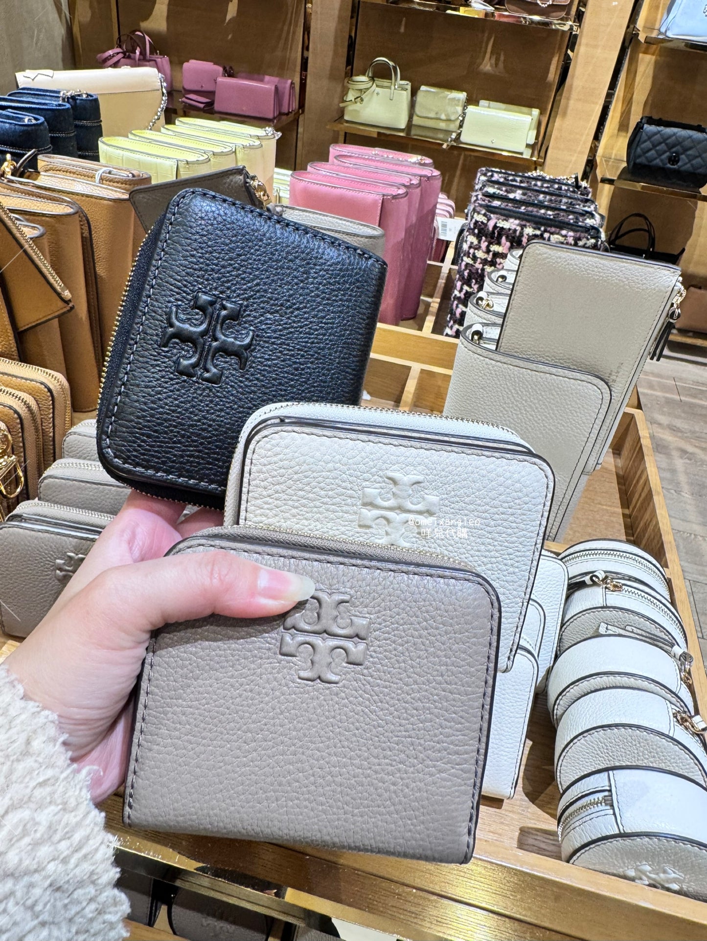 Tory Burch Thea 荔枝皮革小短夾