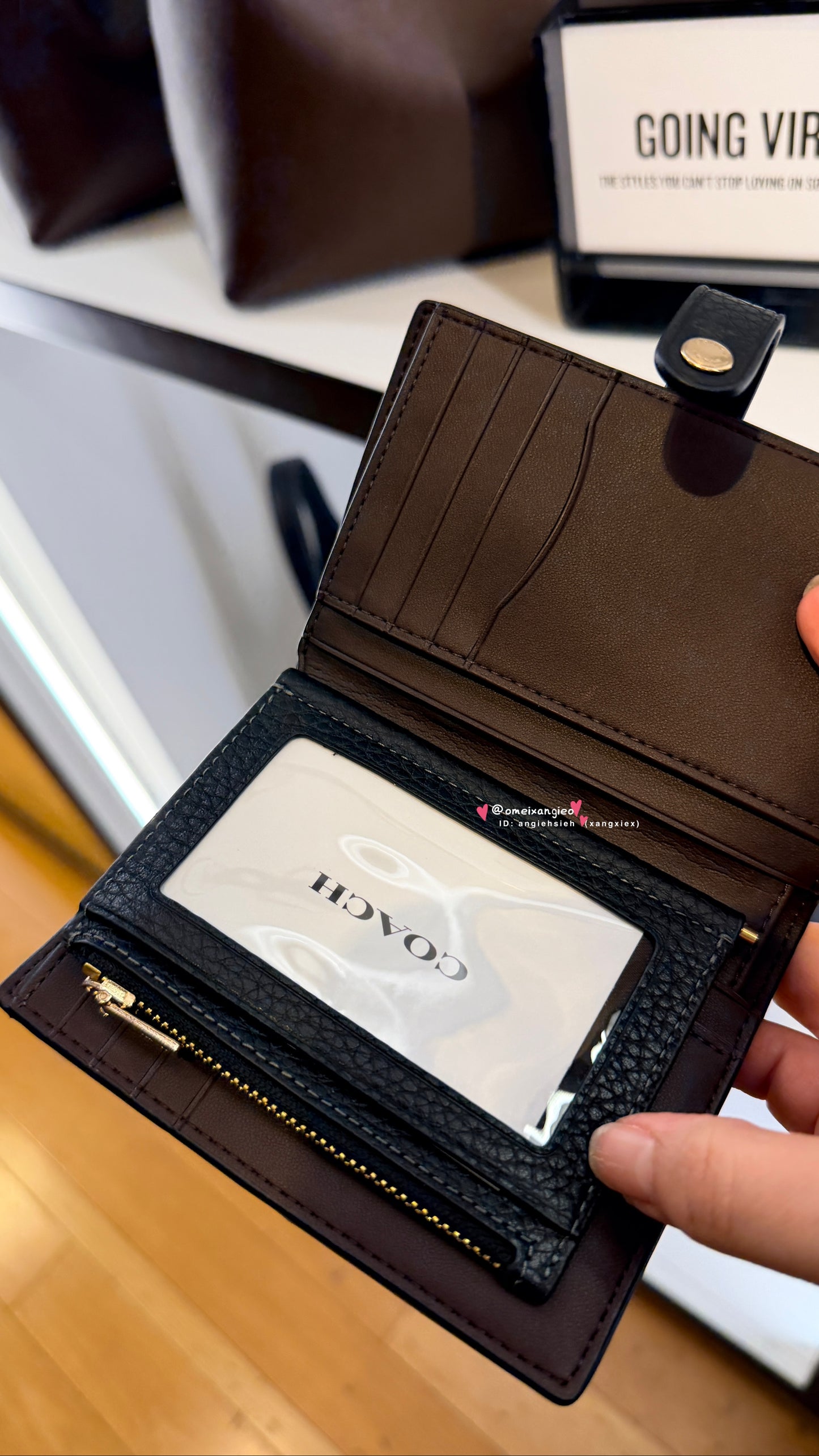 Coach 新款扣式中夾