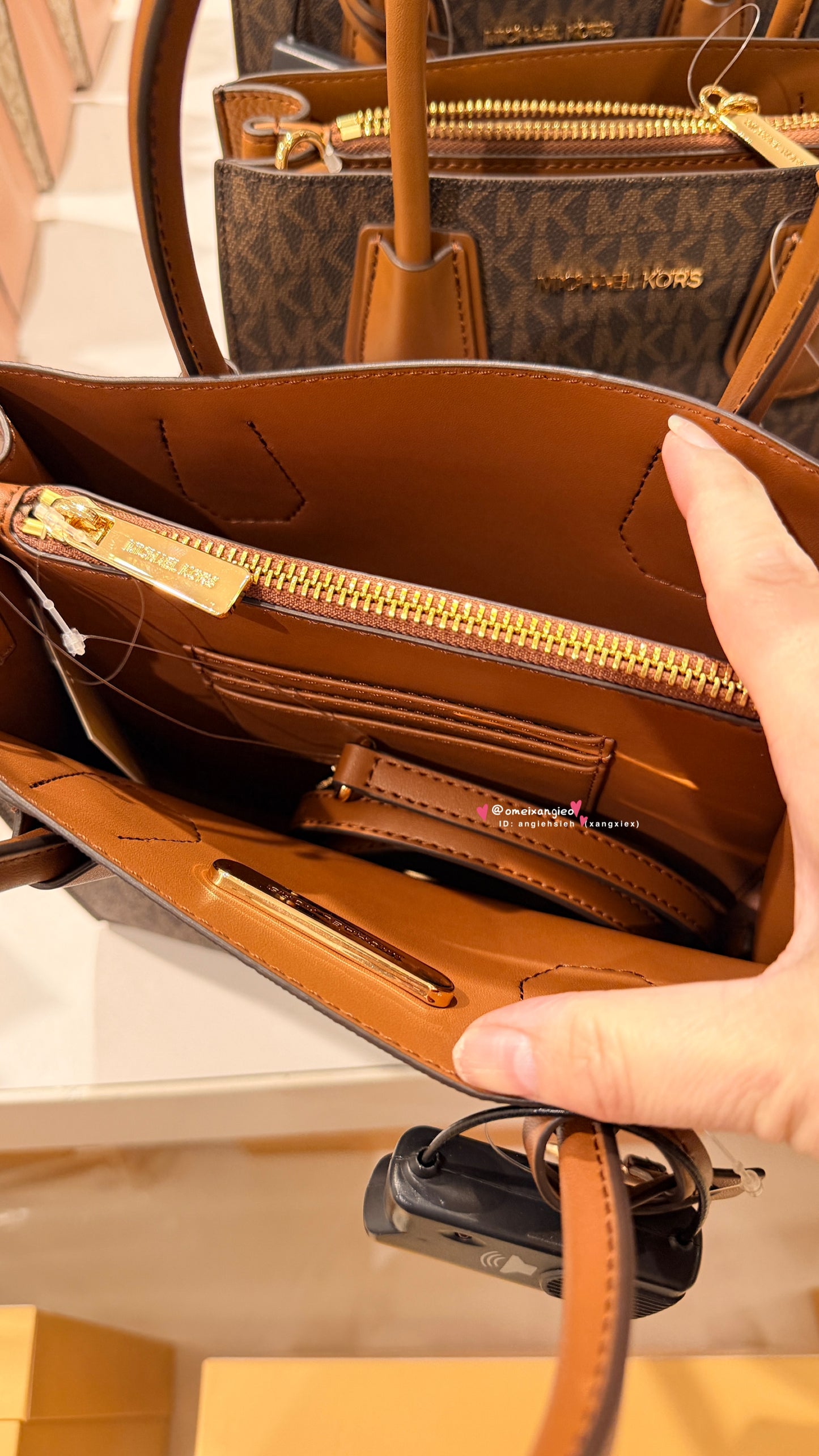 Michael Kors Mercer 三層紙袋包