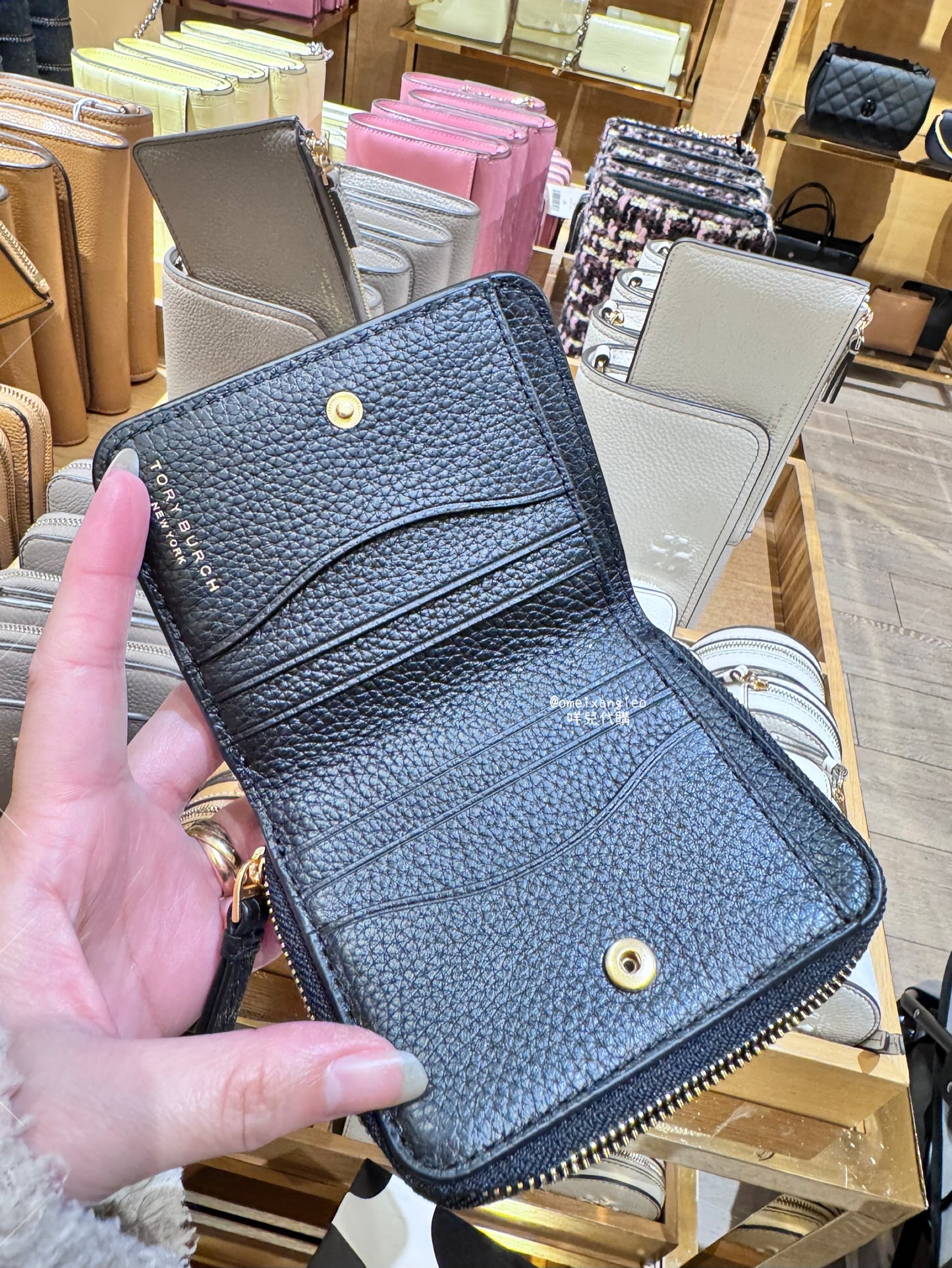 Tory Burch Thea 荔枝皮革小短夾