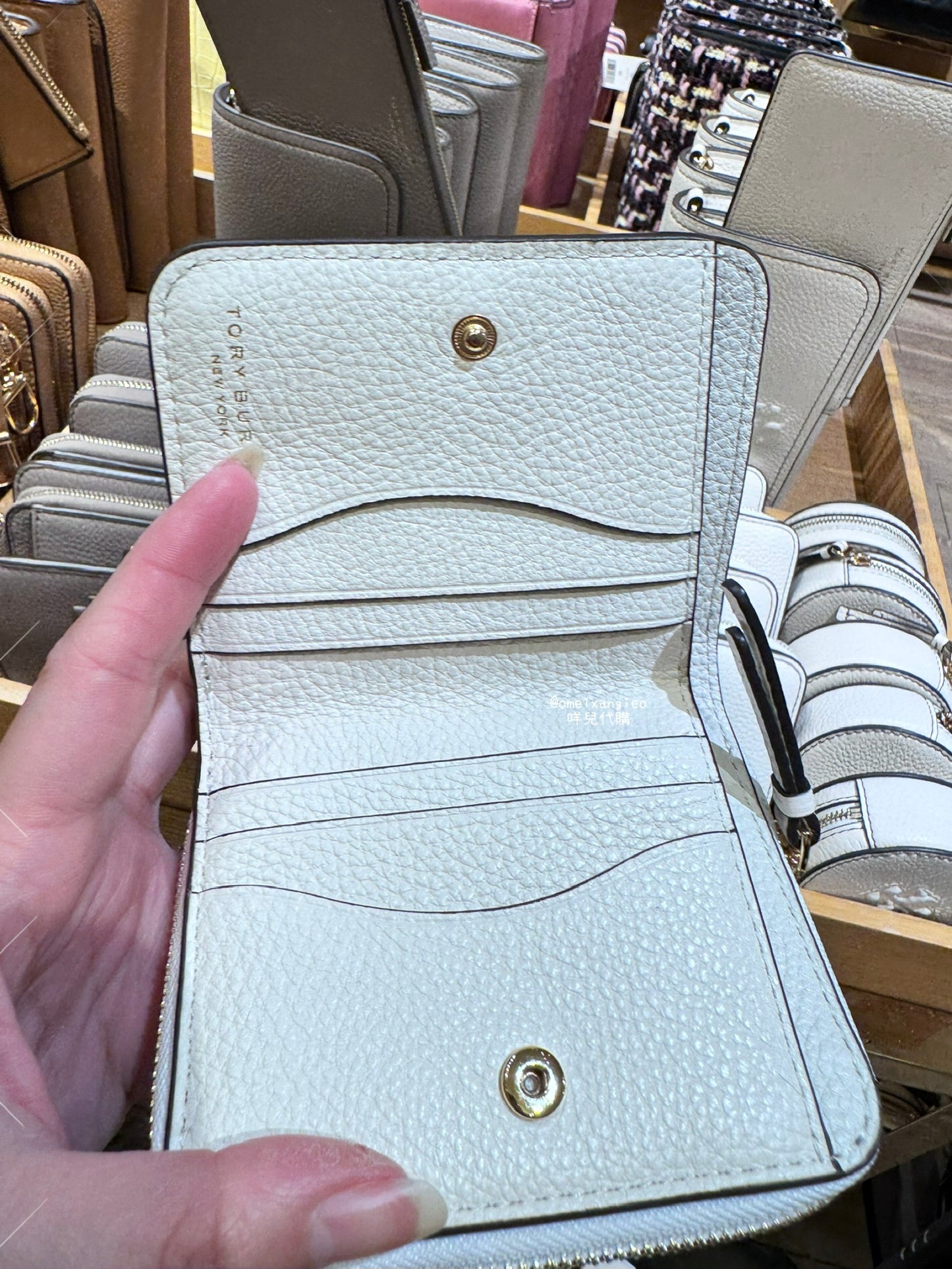 Tory Burch Thea 荔枝皮革小短夾