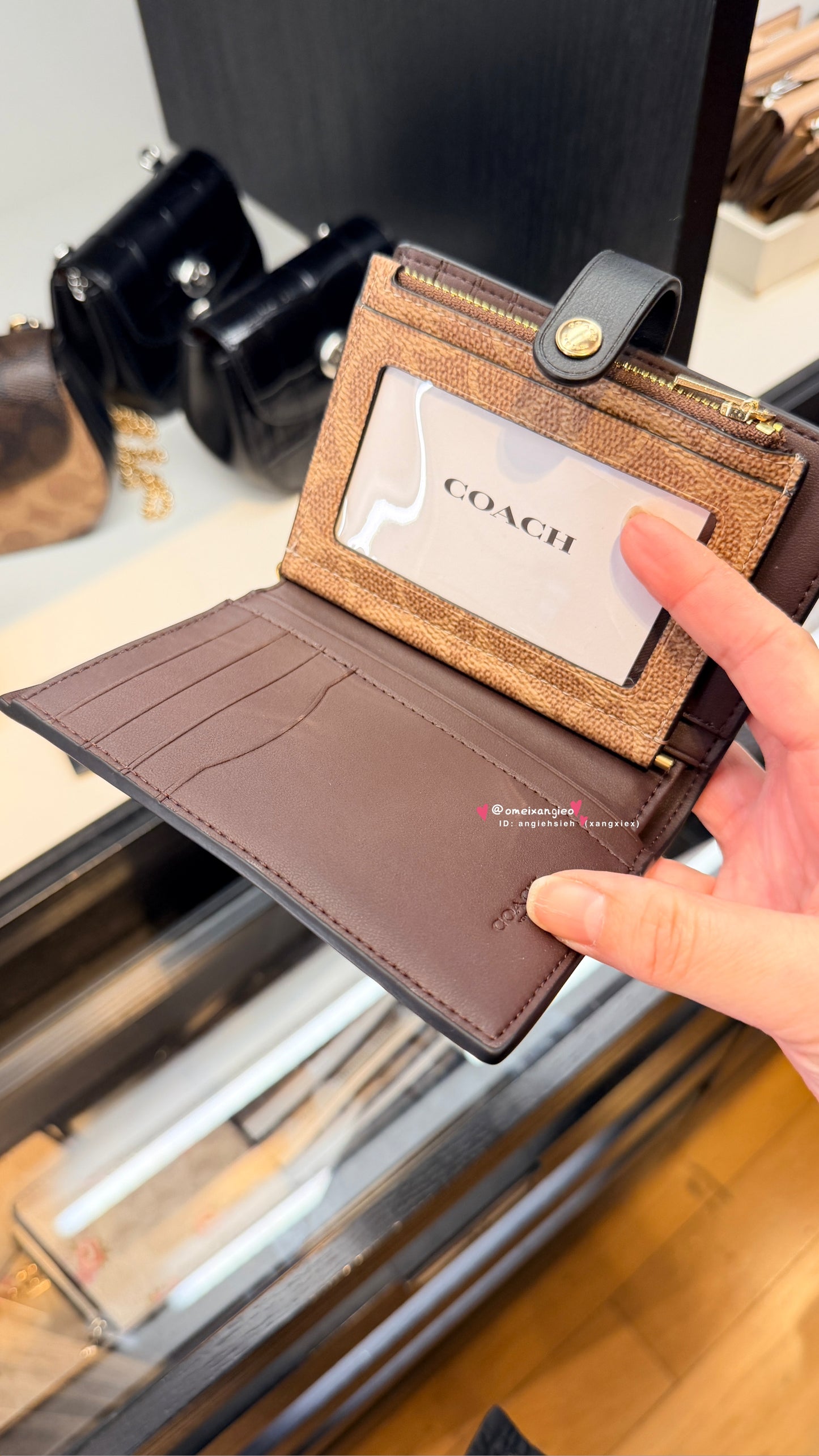 Coach 新款扣式中夾