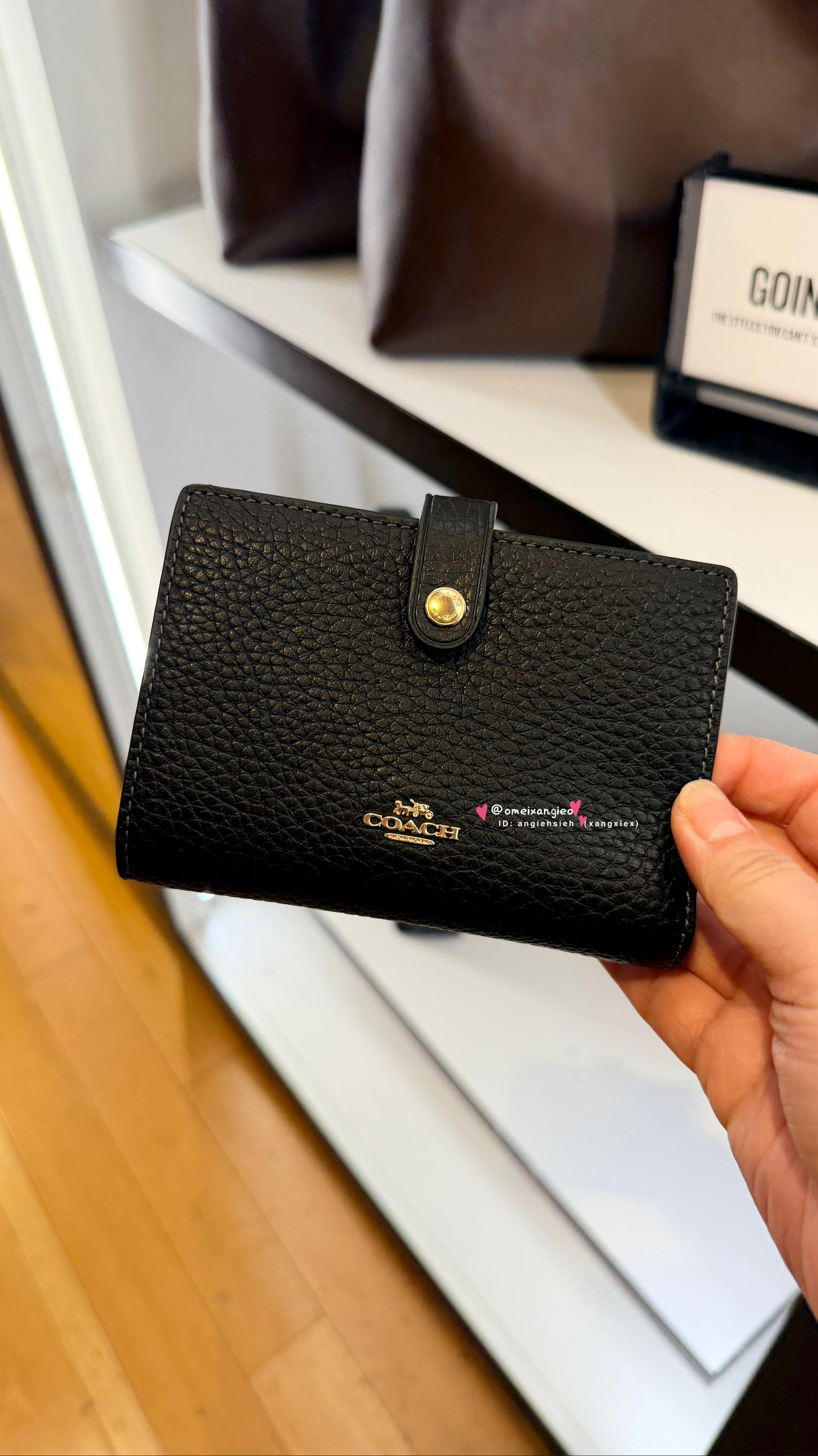 Coach 新款扣式中夾