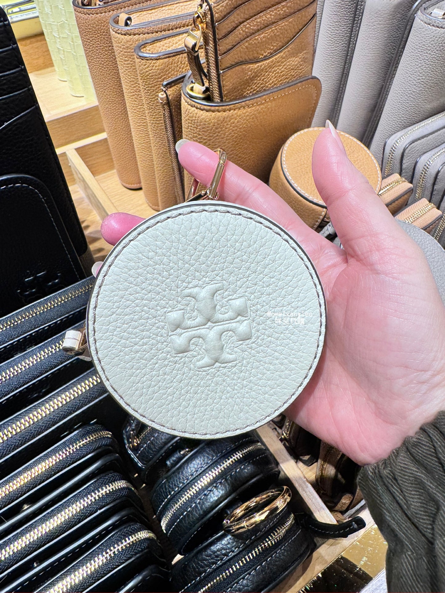 TORY BURCH 浮雕logo 圓形包包掛飾 零錢包