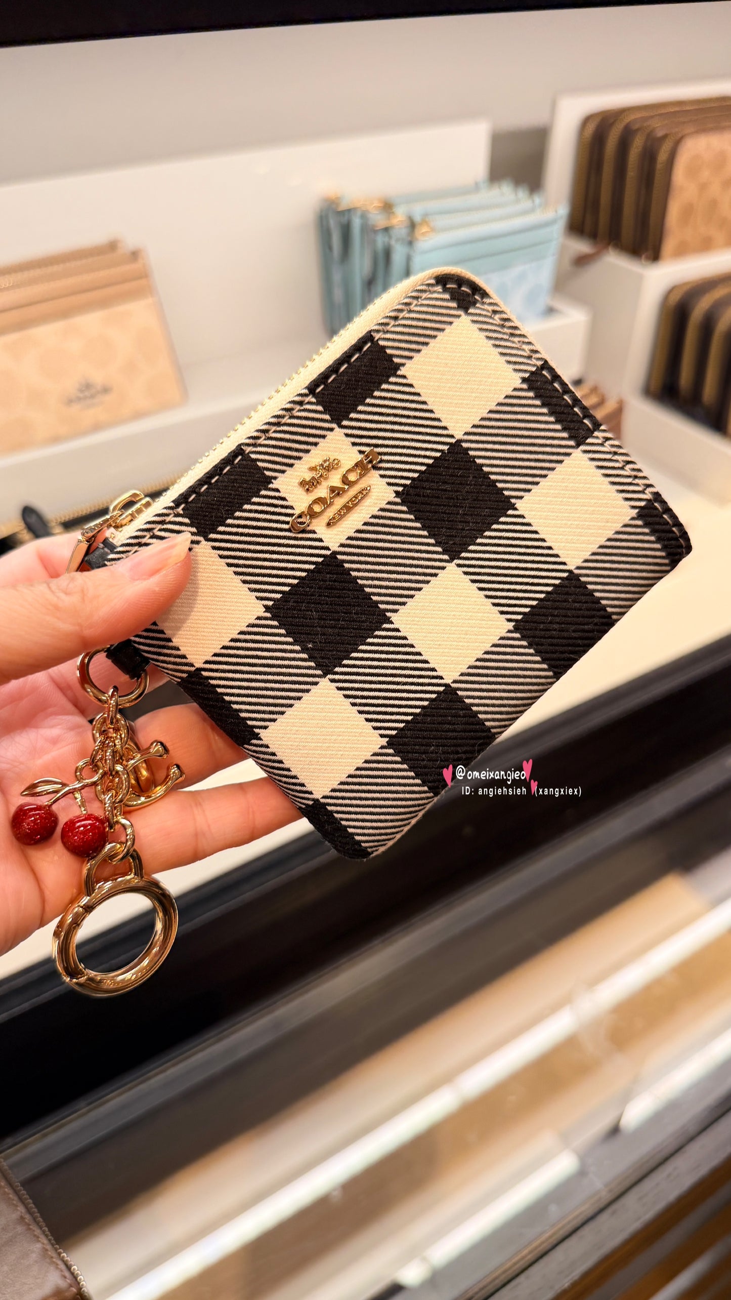 COACH Gingham 經典格紋系列 L型拉鍊多功能零錢包（附超萌立體櫻桃吊飾）