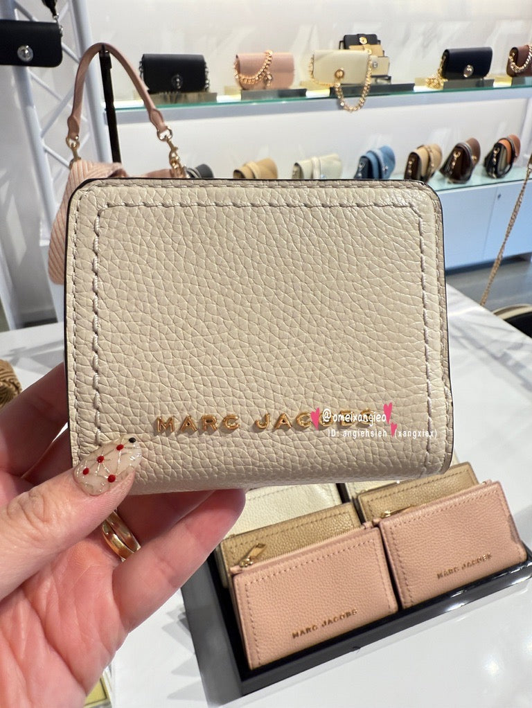 Marc Jacobs 小馬克 金屬字體 荔枝皮革 小短夾
