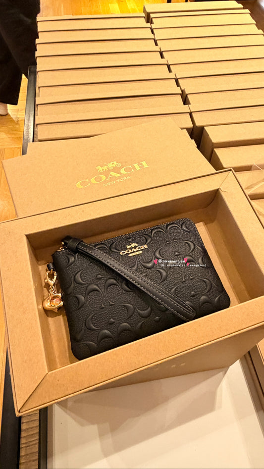 Coach 黑色壓紋單層小手拿禮盒