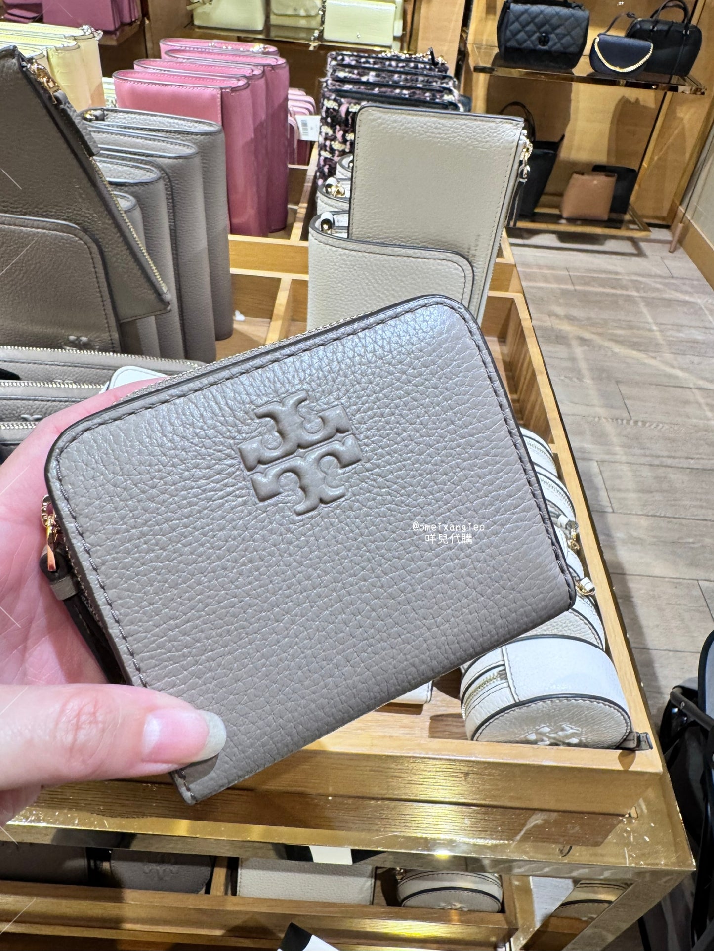 Tory Burch Thea 荔枝皮革小短夾