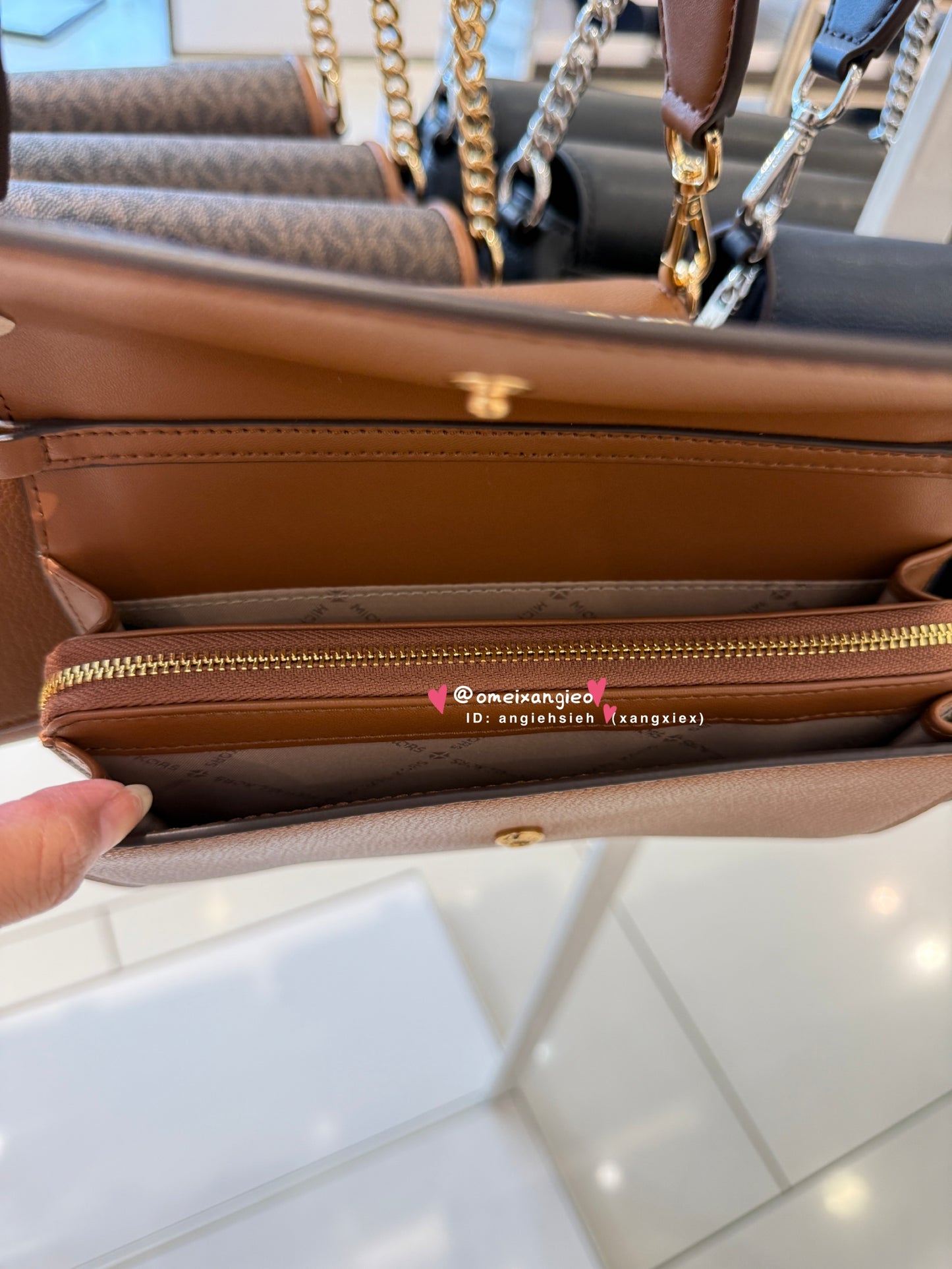 Michael KORS 字母背帶WOC 斜背包