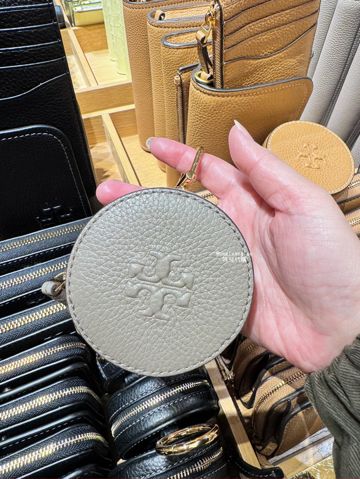 TORY BURCH 浮雕logo 圓形包包掛飾 零錢包