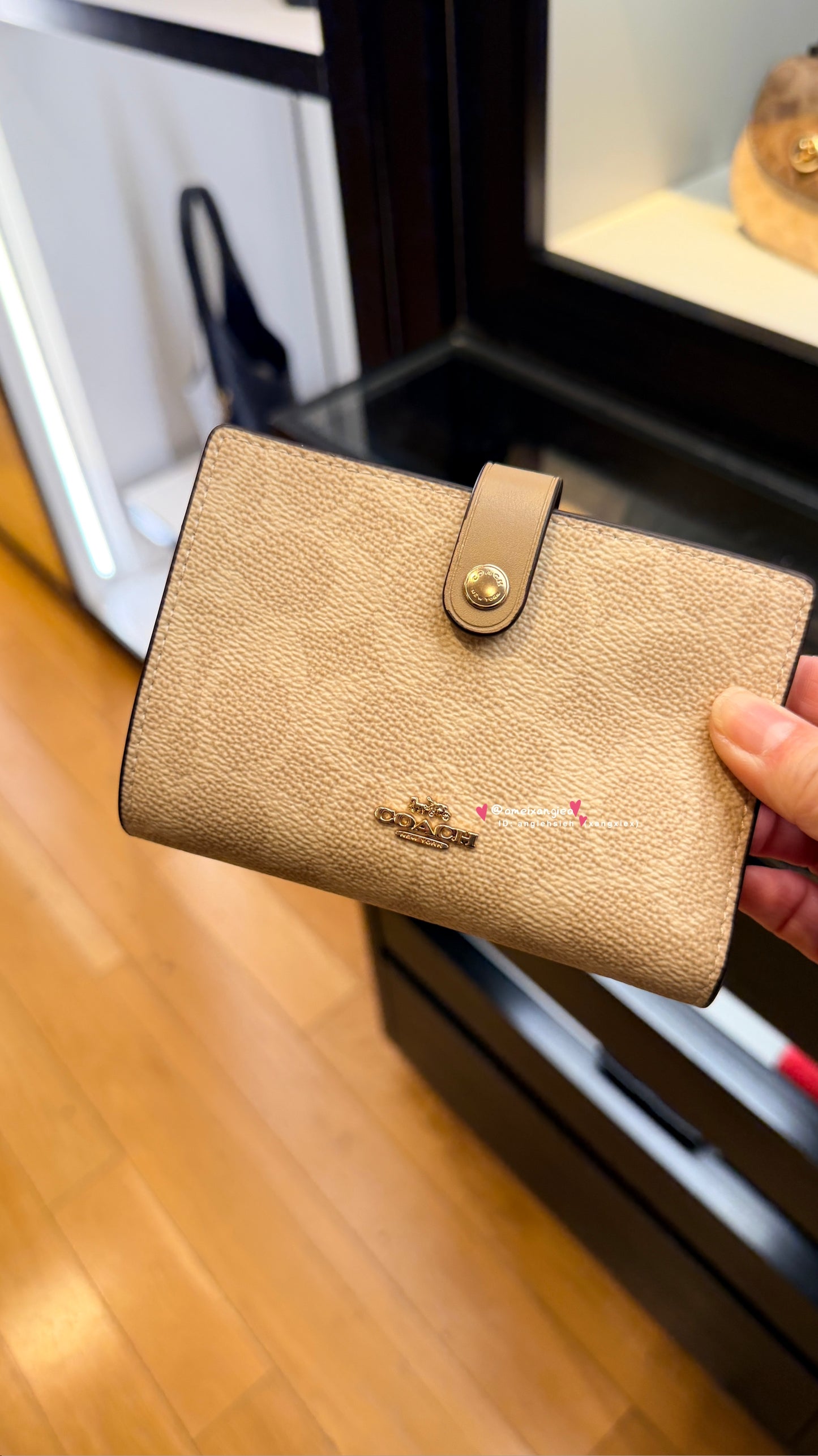 Coach 新款扣式中夾