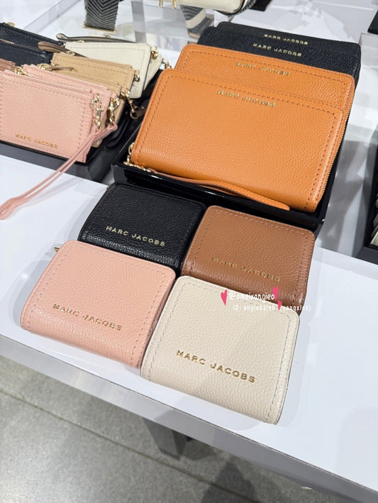 Marc Jacobs 小馬克 金屬字體 荔枝皮革 小短夾