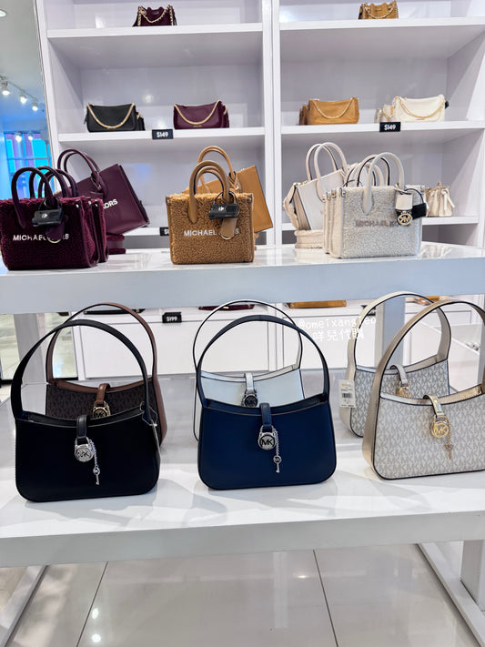 Michael Kors 新款腋下包