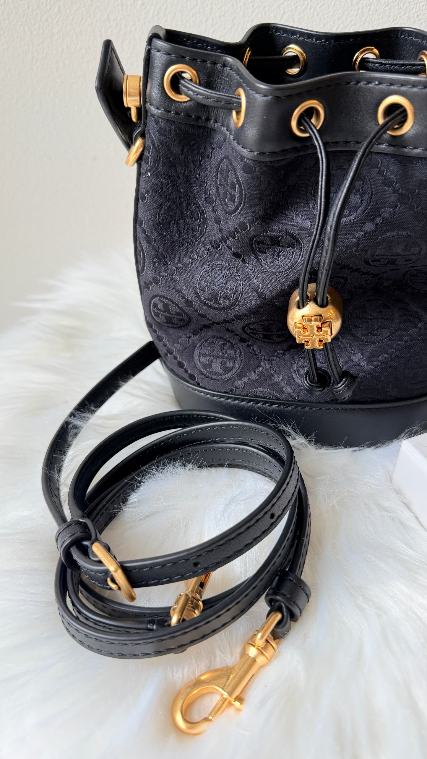 Tory Burch T Monogram Bucket Bag 專櫃款 迷你雞經典老花抽繩水桶包/斜背包 （黑)