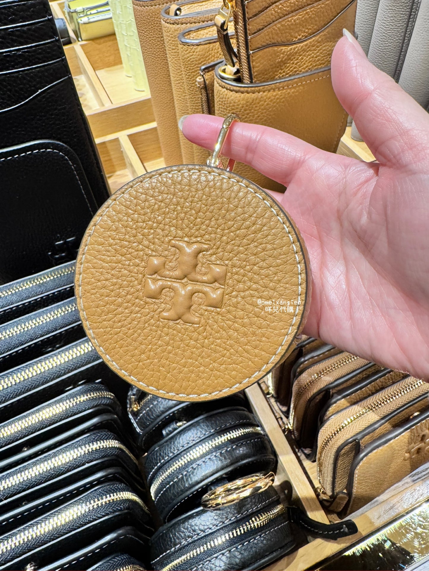 TORY BURCH 浮雕logo 圓形包包掛飾 零錢包